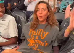 Aubrey Plaza wears T-shirt promoting Philly's new WNBA franchise to New York Liberty game