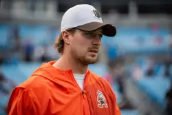 Browns trade QB Kenny Pickett to the Raiders, where he’ll back up Geno Smith